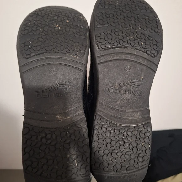 Womems Black Embossed Dansko Clogs, Size 42 - Picture 5 of 6